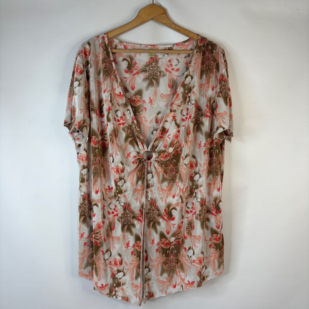 Passports Woman Plisse Top Women 3X White Coral Floral Damask V-Neck Ring Detail